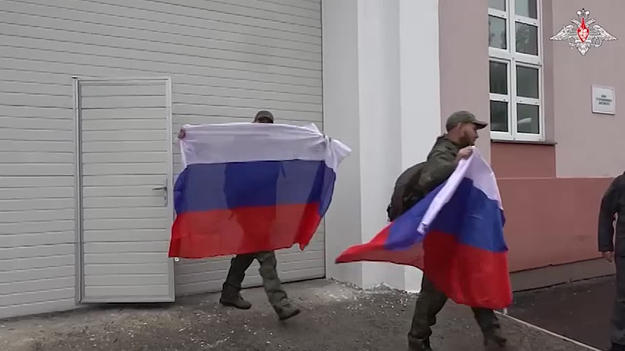 Кадры возвращения российских военнослужащих из украинского плена публикует Минобороны