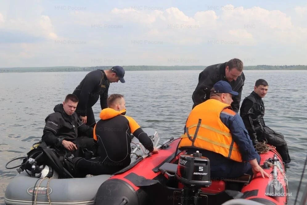 Спасатели и добровольцы объединили усилия в учениях по поиску утонувших на озере Сенеж Спасатели и добровольцы объединили усилия в учениях по поиску утонувших на озере Сенеж