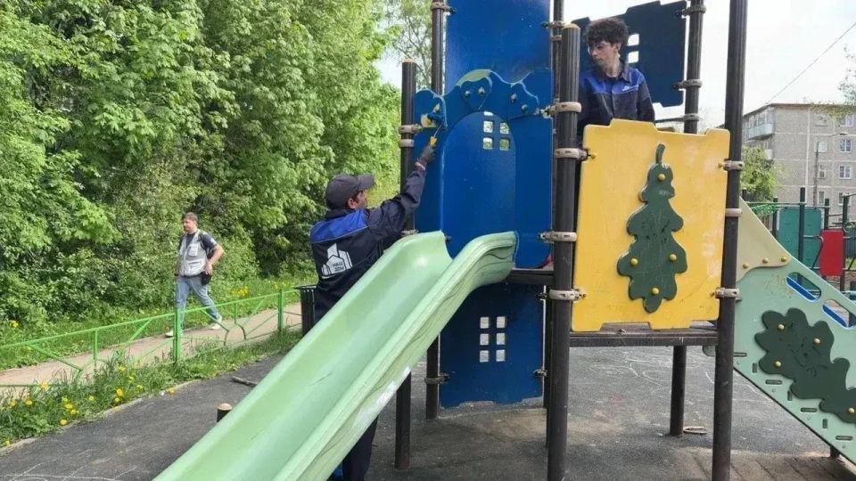 На улице Клемента Готвальда обновляют детскую площадку На улице Клемента Готвальда обновляют детскую площадку