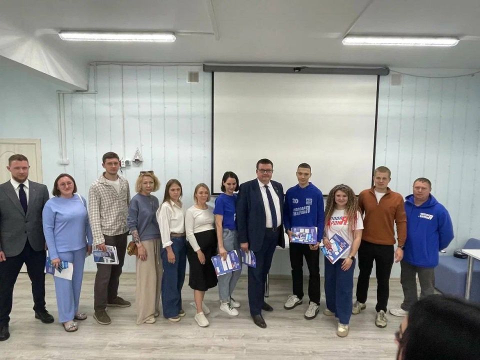 СТУПИНО. Встретился с коллективом местного отделения «Молодой Гвардии» и жителями городского округа Ступино СТУПИНО. Встретился с коллективом местного отделения «Молодой Гвардии» и жителями городского округа Ступино