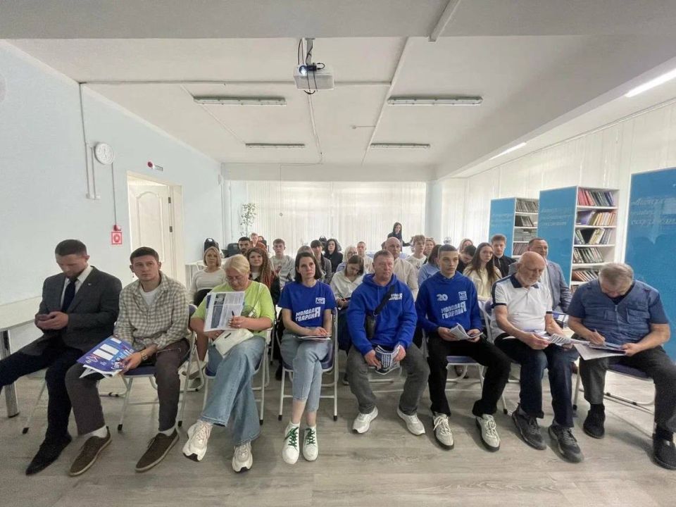 СТУПИНО. Встретился с коллективом местного отделения «Молодой Гвардии» и жителями городского округа Ступино СТУПИНО. Встретился с коллективом местного отделения «Молодой Гвардии» и жителями городского округа Ступино