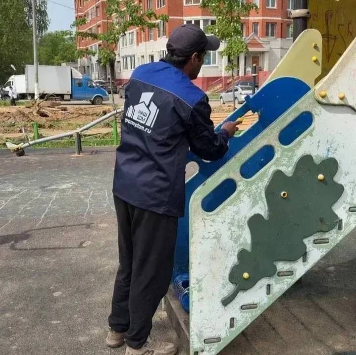 На улице Клемента Готвальда обновляют детскую площадку На улице Клемента Готвальда обновляют детскую площадку