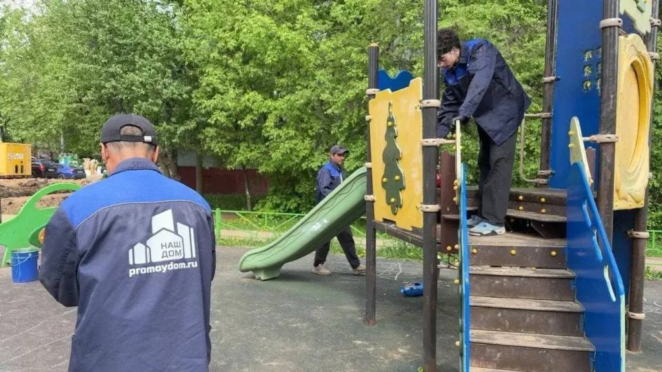 На улице Клемента Готвальда обновляют детскую площадку