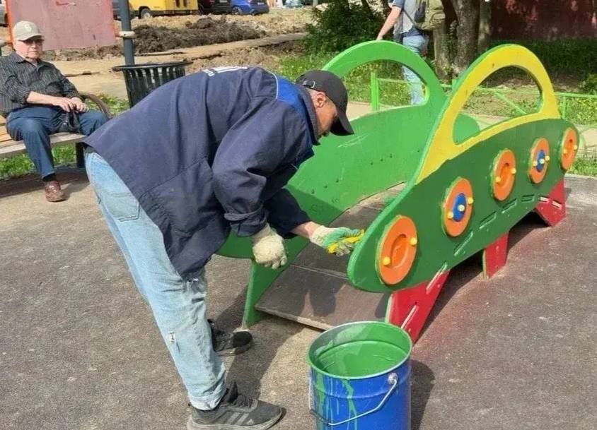 На улице Клемента Готвальда обновляют детскую площадку На улице Клемента Готвальда обновляют детскую площадку