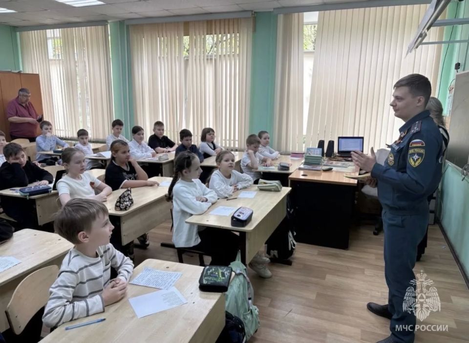 Сотрудники МЧС России провели «уроки безопасности» для школьников Балашихи Сотрудники МЧС России провели «уроки безопасности» для школьников Балашихи