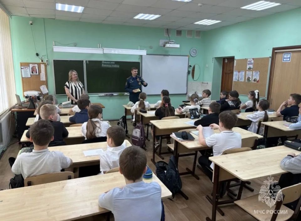 Сотрудники МЧС России провели «уроки безопасности» для школьников Балашихи Сотрудники МЧС России провели «уроки безопасности» для школьников Балашихи