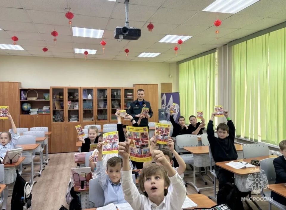 Сотрудники МЧС России провели «уроки безопасности» для школьников Балашихи Сотрудники МЧС России провели «уроки безопасности» для школьников Балашихи