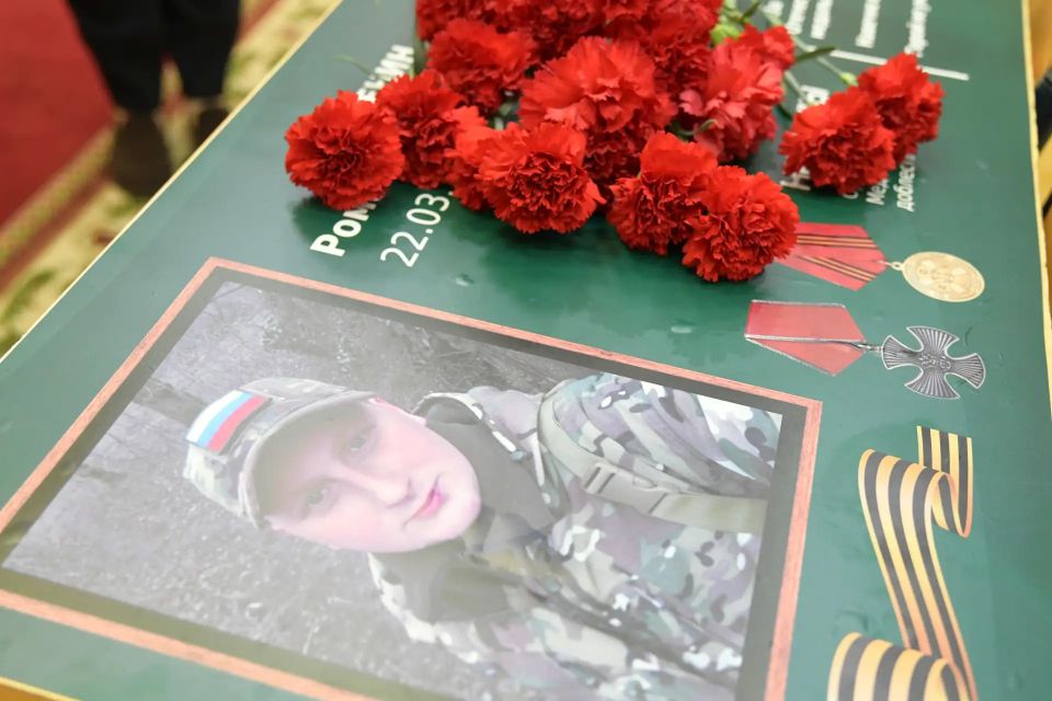 В Дмитровской школе №9 открыли третью «Парту героя» В Дмитровской школе №9 открыли третью «Парту героя»