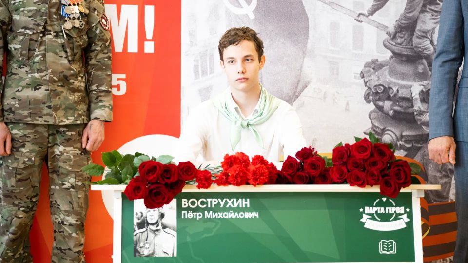 Владимир Волков: В Лингвистической школе открыли парту в честь Героя Советского Союза Петра Михайловича Вострухина Владимир Волков: В Лингвистической школе открыли парту в честь Героя Советского Союза Петра Михайловича Вострухина