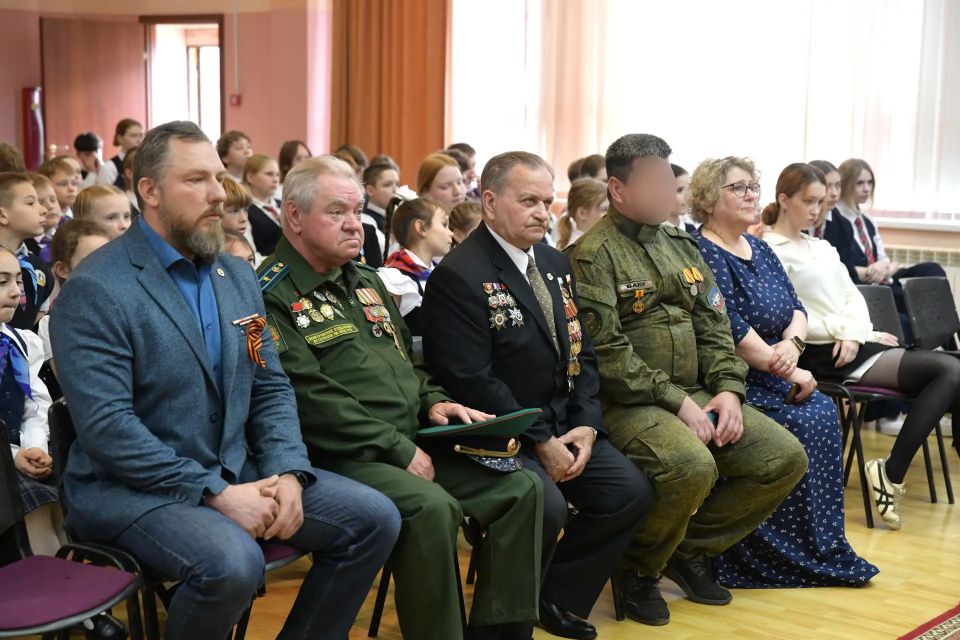 В Дмитровской школе №9 открыли третью «Парту героя» В Дмитровской школе №9 открыли третью «Парту героя»