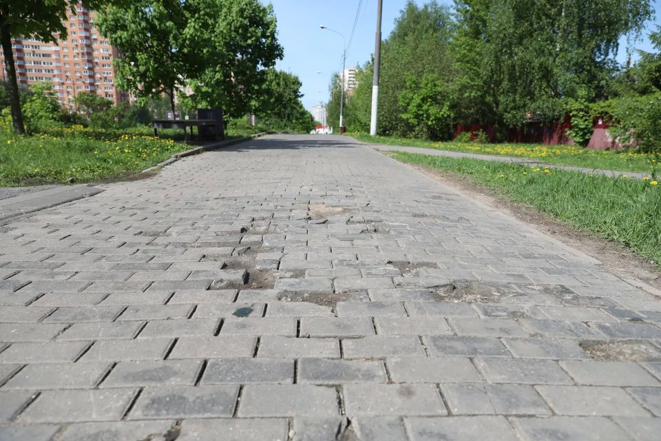 Плитку на асфальт меняют на пешеходных коммуникациях в Долгопрудном Плитку на асфальт меняют на пешеходных коммуникациях в Долгопрудном