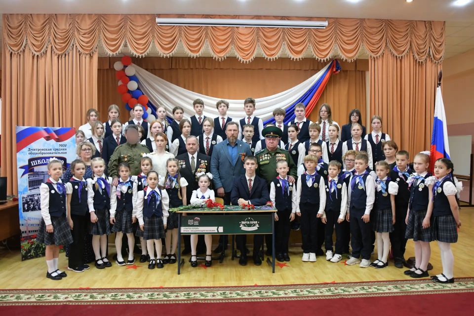 В Дмитровской школе №9 открыли третью «Парту героя»