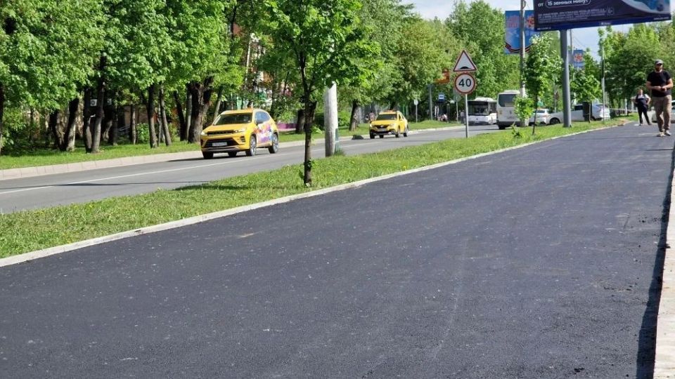 Плитку на асфальт меняют на пешеходных коммуникациях в Долгопрудном
