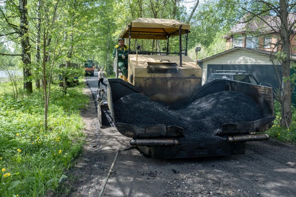 Ремонт дорог: в Долгопрудном ликвидируют ямы и укладывают новый асфальт Ремонт дорог: в Долгопрудном ликвидируют ямы и укладывают новый асфальт
