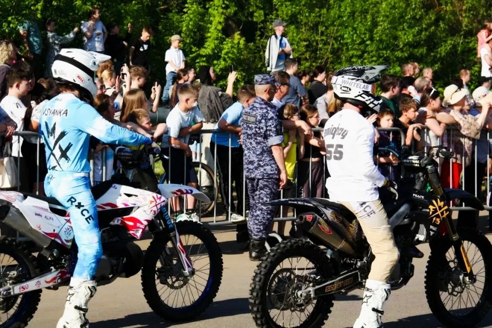 Росгвардейцы обеспечили безопасность показательного выступления команды по мотофристайлу FMX13 в Подмосковье