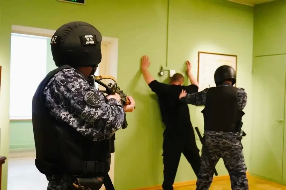 Росгвардейцы провели тактико-специальные учения на объекте культуры в Подмосковье Росгвардейцы провели тактико-специальные учения на объекте культуры в Подмосковье