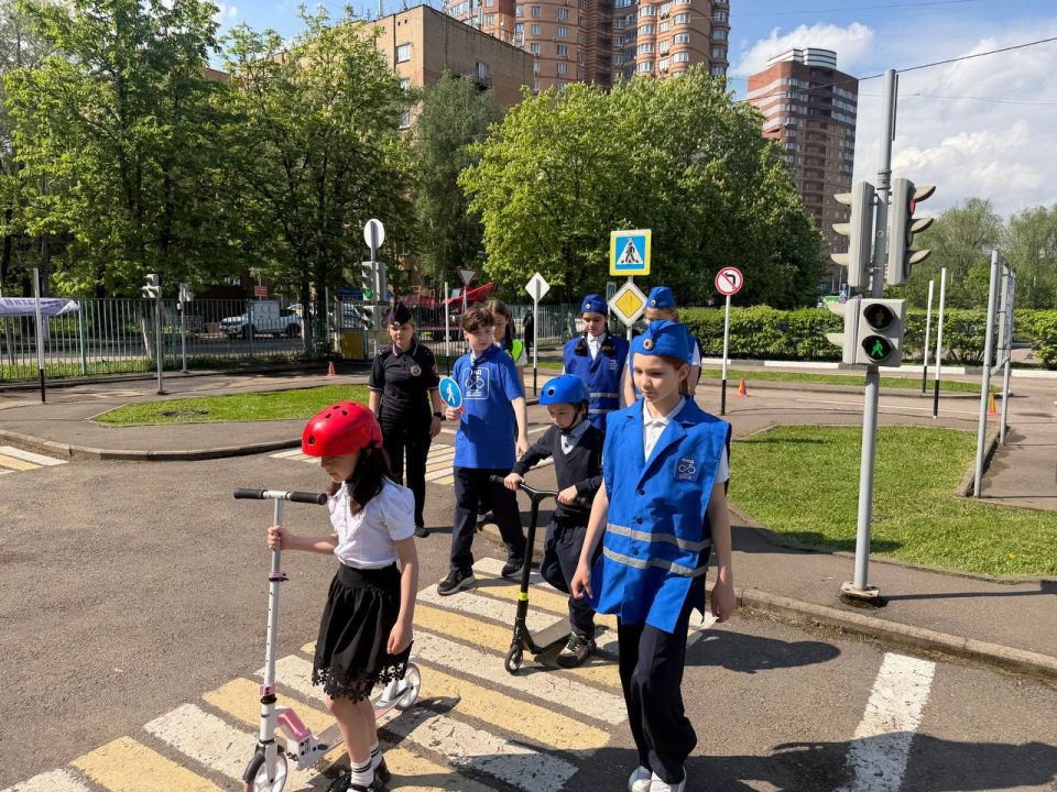 Пока всё Подмосковье празднует 53-летие движения Юных инспекторов движения, в Химках решили отметить эту дату максимально полезно Пока всё Подмосковье празднует 53-летие движения Юных инспекторов движения, в Химках решили отметить эту дату максимально полезно