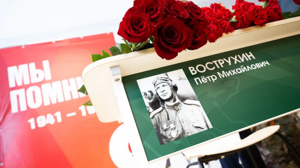 Владимир Волков: В Лингвистической школе открыли парту в честь Героя Советского Союза Петра Михайловича Вострухина Владимир Волков: В Лингвистической школе открыли парту в честь Героя Советского Союза Петра Михайловича Вострухина