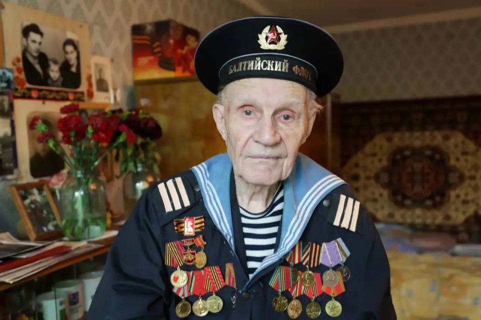 В Подольске в День Балтийского флота с праздником поздравили ветерана Ивана Шестопалова В Подольске в День Балтийского флота с праздником поздравили ветерана Ивана Шестопалова