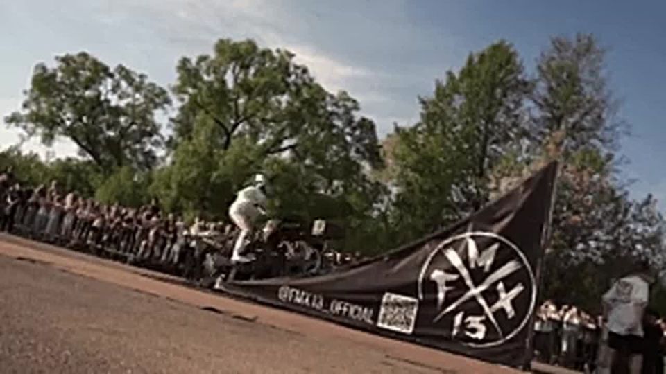 Около 2,5 тыс. зрителей посмотрели выступление команды мотофристайла FMX13 в Рошале