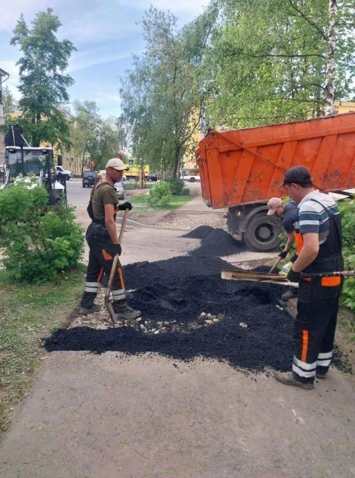 Ямочный ремонт дорог: где сегодня работают техника и дорожные бригады Ямочный ремонт дорог: где сегодня работают техника и дорожные бригады