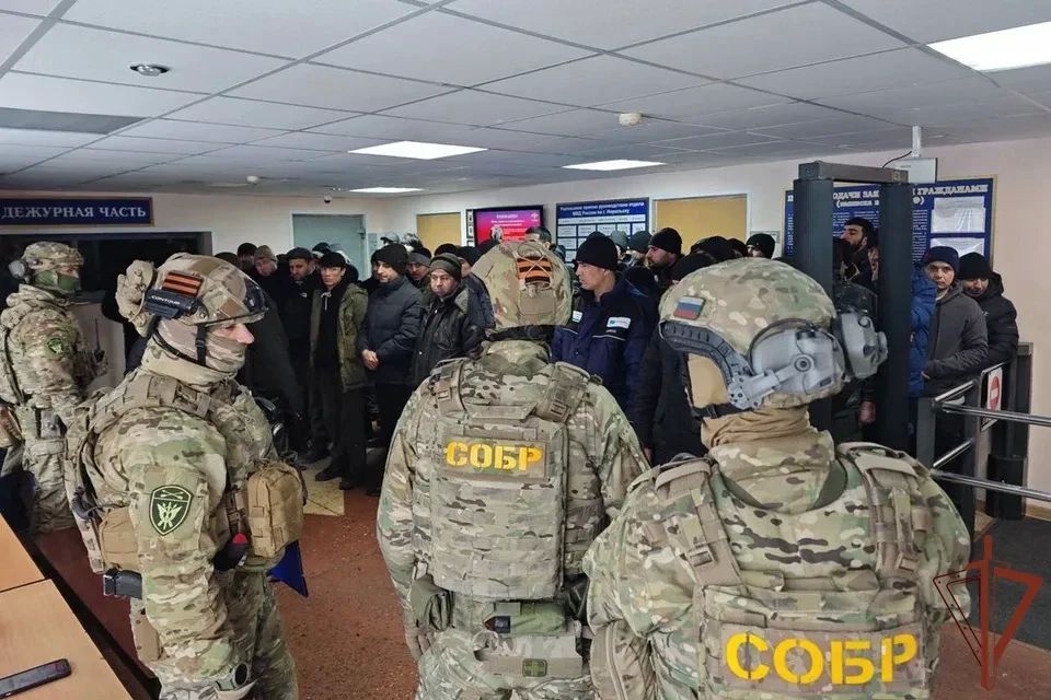 Сотрудники ОМОН «Сибирь» и «Магистраль» (на транспорте), СОБР «Сибиряк» и «Реактор» Управления Росгвардии по Новосибирской области оказали силовую поддержку коллегам из МВД при проведении рейдовых мероприятий, направленных...