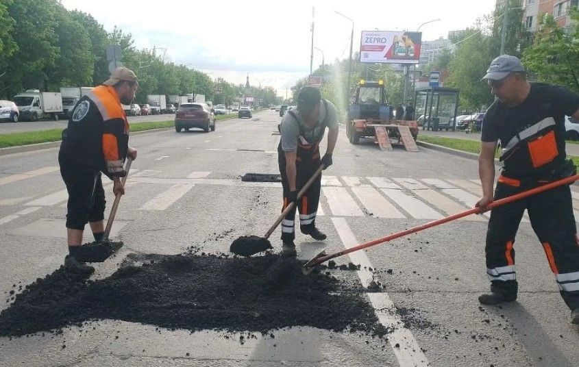 Ямочный ремонт дорог: где сегодня работают техника и дорожные бригады
