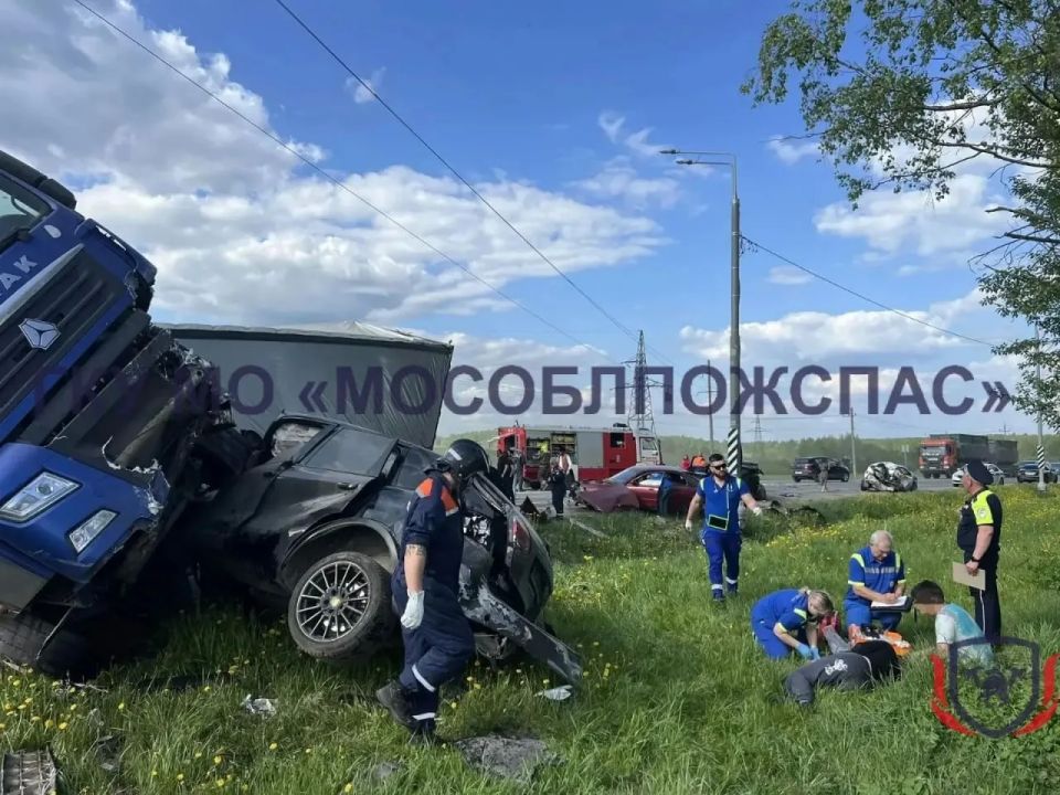 Девять машин, в том числе грузовик, столкнулись в Московской области — среди пострадавших маленький ребенок