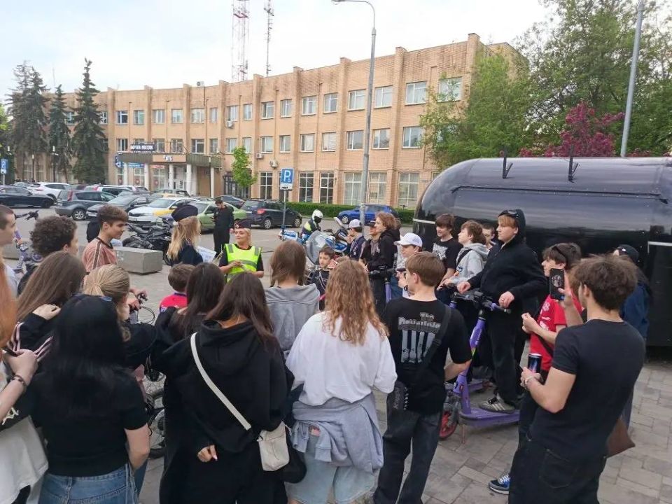 В рамках раунда «Безопасная мобильность» улицы Домодедово патрулировали совместные экипажи: автоинспекторы и сотрудники отдела полиции по делам несовершеннолетних В рамках раунда «Безопасная мобильность» улицы Домодедово патрулировали совместные экипажи: автоинспекторы и сотрудники отдела полиции по делам несовершеннолетних