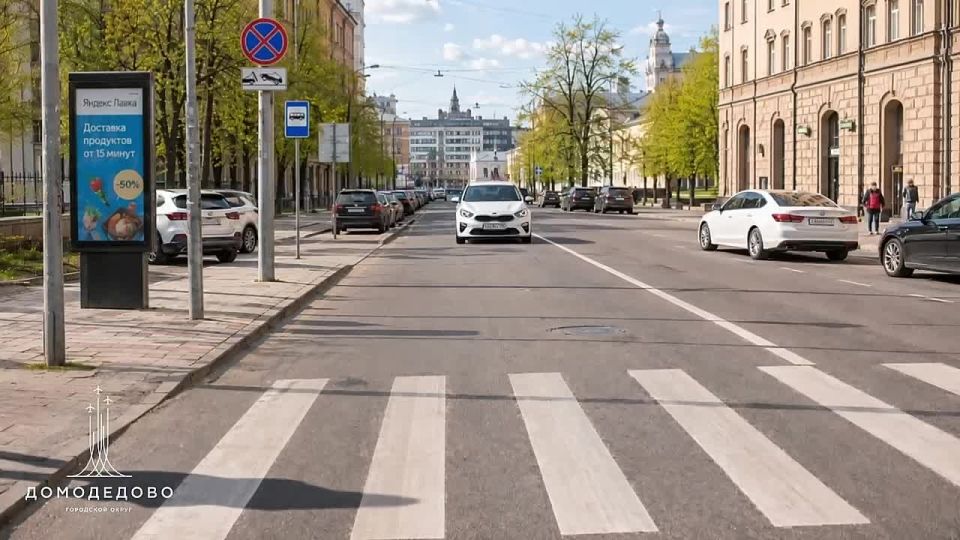 Один смотрит в телефон за рулём