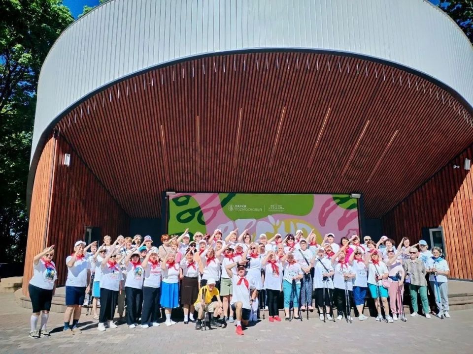 Подольские долголеты показали театрализованное представление ко Дню пионерии в парке им. В. Талалихина