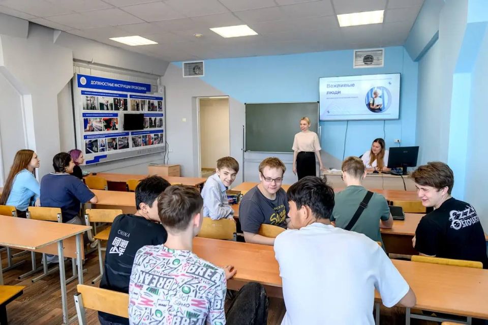 Подольским студентам напомнили о правилах хорошего тона с помощью деловой игры