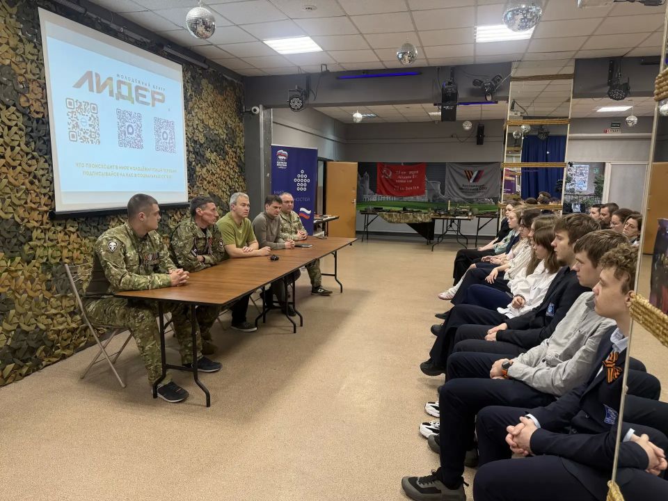 В Дзержинском состоялась встреча школьников и молодежи с героями СВО В Дзержинском состоялась встреча школьников и молодежи с героями СВО