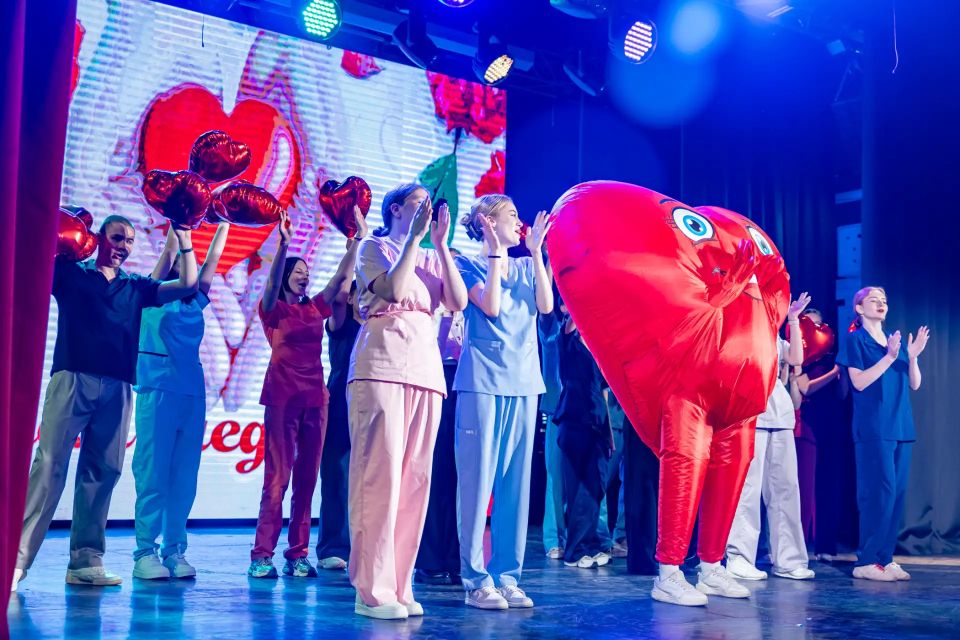 В честь тех, кто помогает людям В честь тех, кто помогает людям