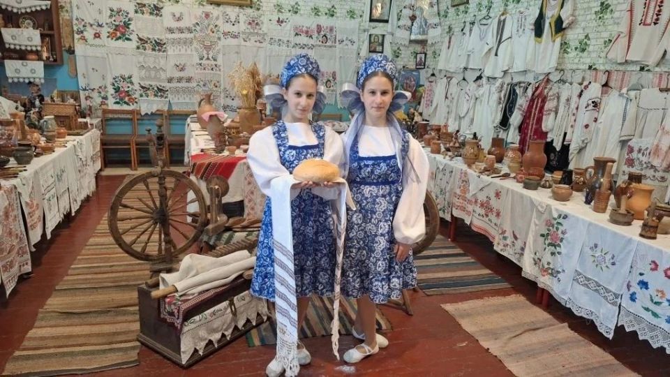 В Краснолучской школе № 2 состоялась экскурсия по музейной комнате «Просторы родного края» В Краснолучской школе № 2 состоялась экскурсия по музейной комнате «Просторы родного края»