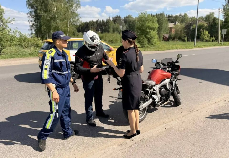 Мотобатальон Госавтоинспекции регулярно проводит выезды в сельскую местность, где проблема «несовершеннолетних гонщиков» стоит наиболее остро Мотобатальон Госавтоинспекции регулярно проводит выезды в сельскую местность, где проблема «несовершеннолетних гонщиков» стоит наиболее остро