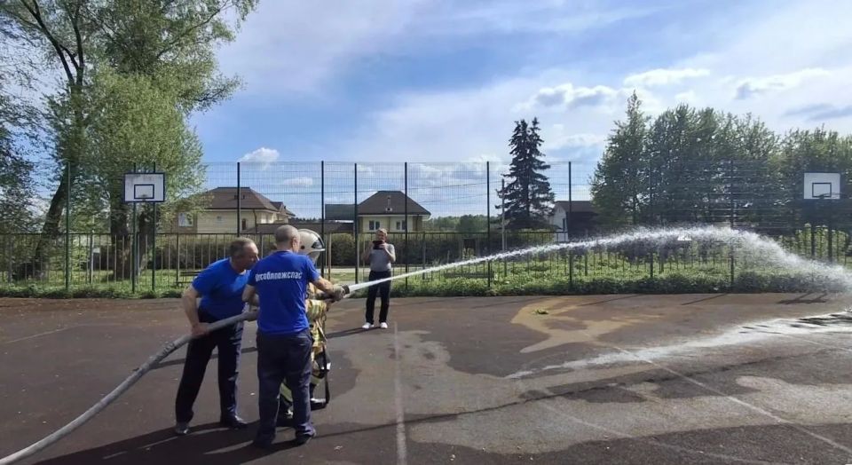 Юные участники туристического слёта освоили навыки пожаротушения Юные участники туристического слёта освоили навыки пожаротушения