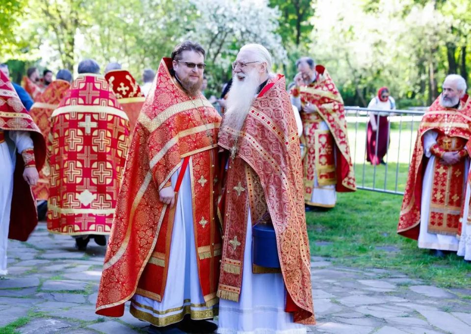 На Бутовском полигоне в подмосковном Ленинском городском округе состоялось богослужение под открытым небом в честь новомучеников, пострадавших в годы репрессий 1930-х годов На Бутовском полигоне в подмосковном Ленинском городском округе состоялось богослужение под открытым небом в честь новомучеников, пострадавших в годы репрессий 1930-х годов