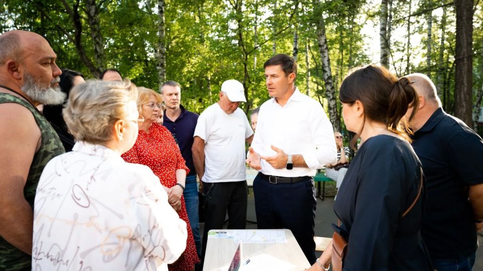 Владимир Волков: Сегодня встречу с жителями в формате выездной администрации провели на территории лицея №3 имени Главного маршала авиации А.Е. Голованова в Дзержинском Владимир Волков: Сегодня встречу с жителями в формате выездной администрации провели на территории лицея №3 имени Главного маршала авиации А.Е. Голованова в Дзержинском