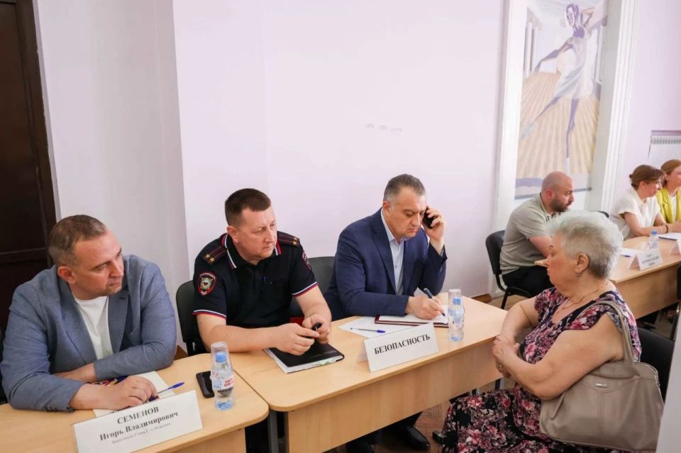 Григорий Артамонов: Выездную администрацию сегодня провёл в микрорайоне Красная Горка Григорий Артамонов: Выездную администрацию сегодня провёл в микрорайоне Красная Горка