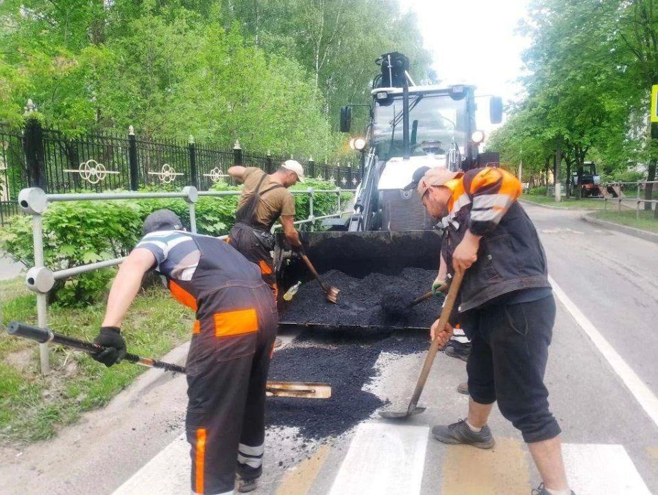 Сегодня, 19 мая, сотрудники предприятия «Автобытдор» проведут ямочный ремонт на дорогах и дворовых территориях по следующим адресам: Сегодня, 19 мая, сотрудники предприятия «Автобытдор» проведут ямочный ремонт на дорогах и дворовых территориях по следующим адресам:
