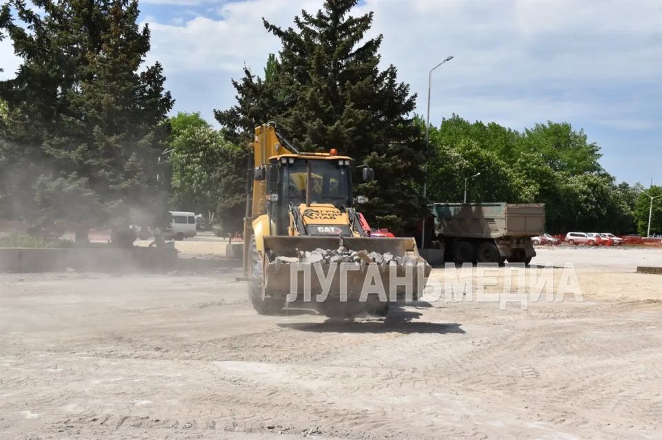 В Стаханове единороссы проверили ход работ по проекту «Земля рекордов» В Стаханове единороссы проверили ход работ по проекту «Земля рекордов»