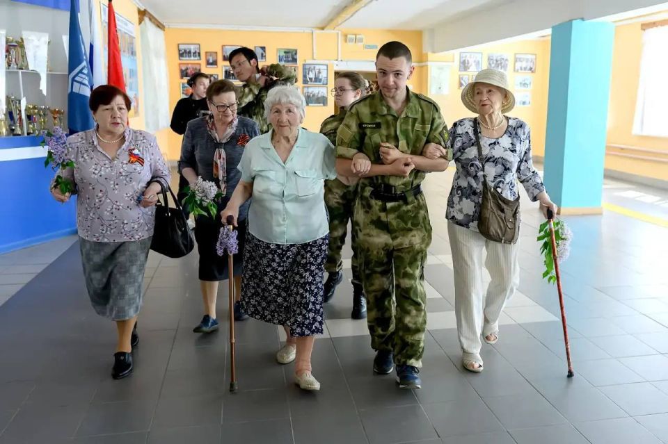 В колледже Подольска прошла акция «Сирень Победы» с участием ветерана Великой Отечественной войны