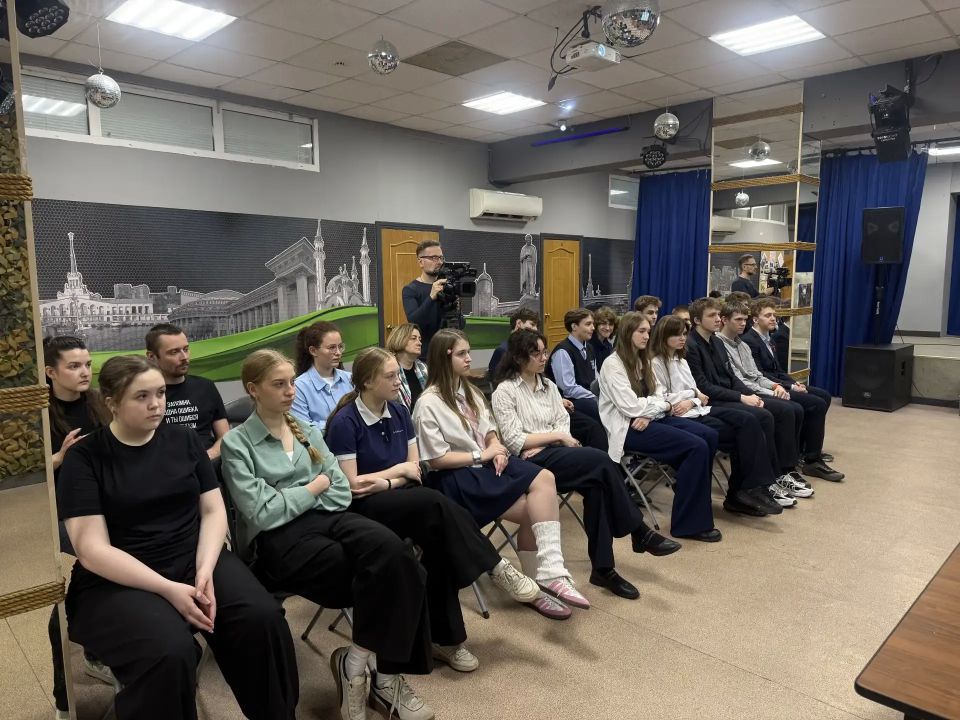 В Дзержинском состоялась встреча школьников и молодежи с героями СВО В Дзержинском состоялась встреча школьников и молодежи с героями СВО