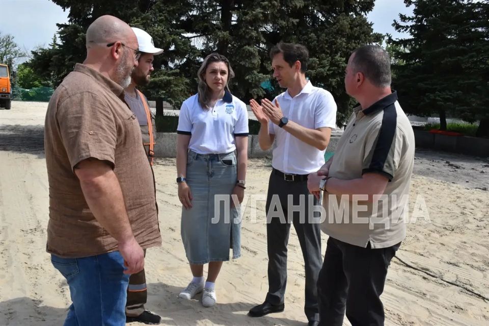 В Стаханове единороссы проверили ход работ по проекту «Земля рекордов» В Стаханове единороссы проверили ход работ по проекту «Земля рекордов»