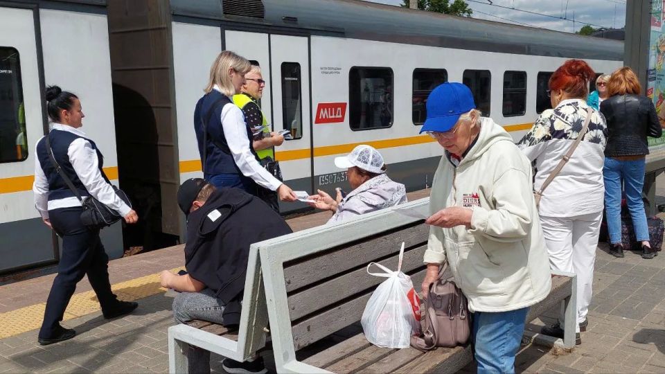 Продолжаем проводить специальные мероприятия на железной дороге — с начала года специалисты провели более 2 тысяч рейдов на ж/д станциях Продолжаем проводить специальные мероприятия на железной дороге — с начала года специалисты провели более 2 тысяч рейдов на ж/д станциях