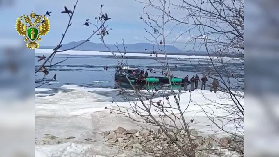 Пять человек погибли на Байкале при опрокидывании аэролодки, сообщили в МЧС
