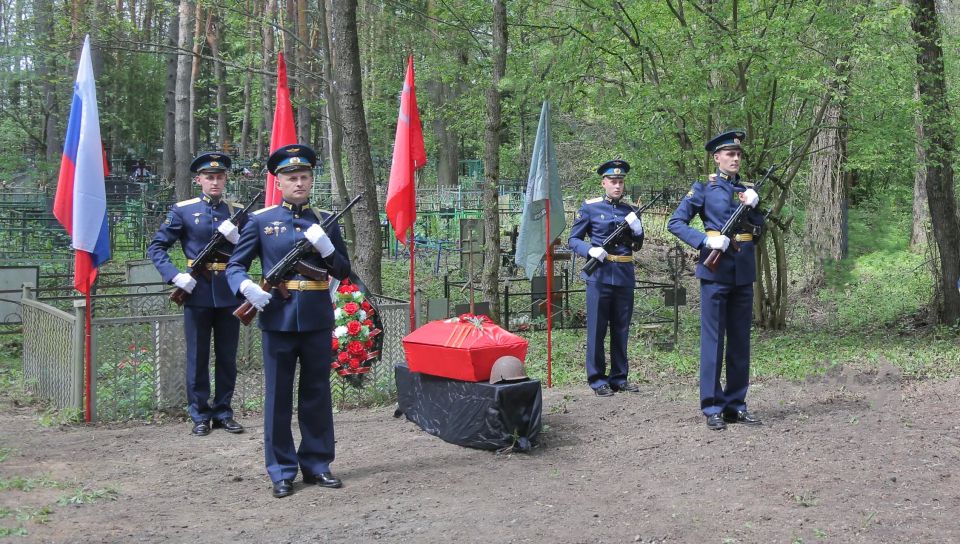 В Озёрах прошла торжественная церемония перезахоронения останков Федора Павловича Ермакова — участника Великой Отечественной войны, найденного поисковиками под Ржевом