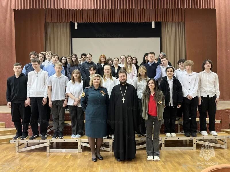 Урок пожарной безопасности прошел в 22 школе поселка Дубовая Роща