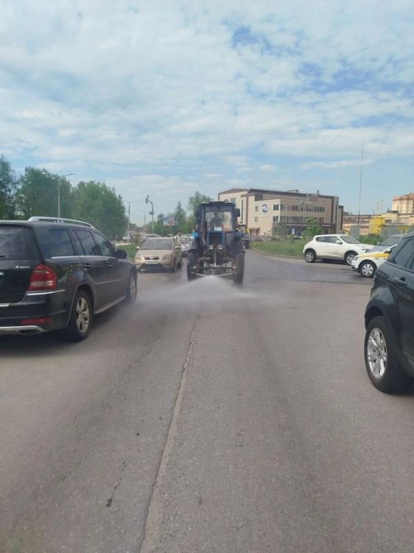 Водные процедуры: в Долгопрудном моют дороги и поливают клумбы Водные процедуры: в Долгопрудном моют дороги и поливают клумбы